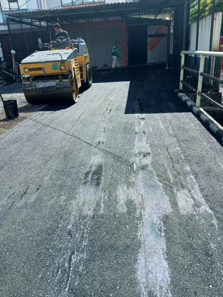 Pengaspalan Area Industri di Pancoran Mas