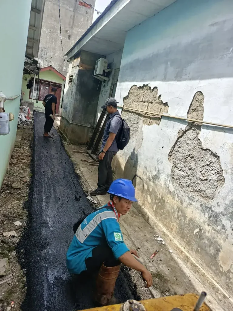 Pengaspalan Jalan Area Sempit di Pancoran Mas